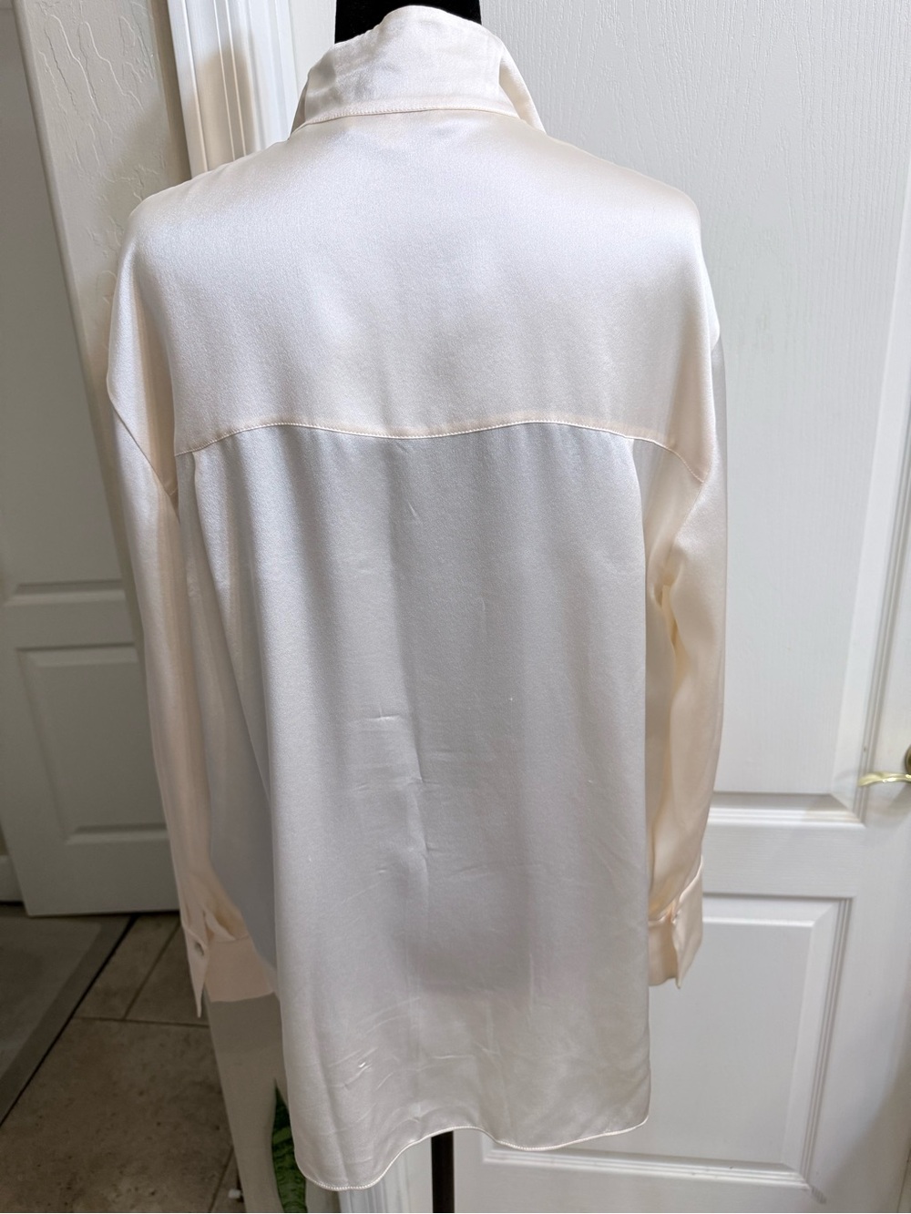 Vince Cream Satin Button-Front Blouse Size L - Picture 7 of 12